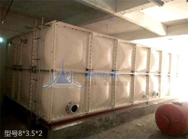 天津南湖智湾玻璃钢水箱安装例证